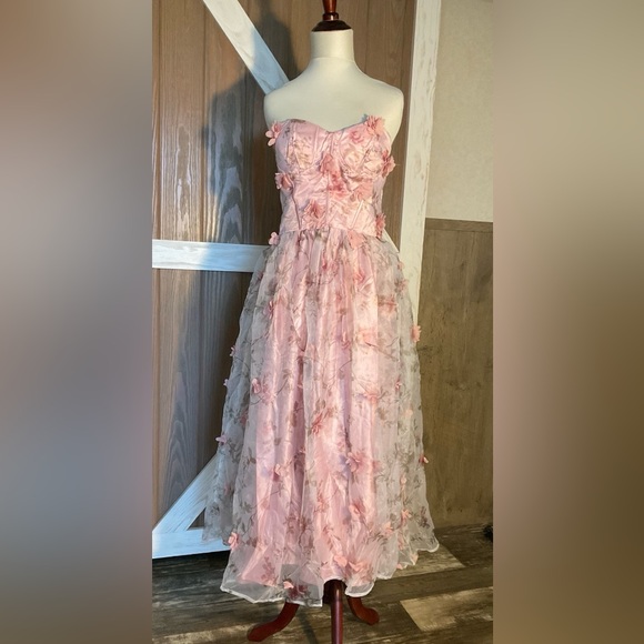 Elegant Pink Floral Strapless, Back Lace-up Gown with Floral Appliqués  SIZE XL - Picture 7 of 13